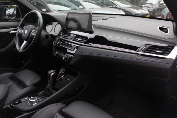 BMW X1 xDrive25e eDrive Ed. M Sport / Trekhaak / Panoramadak / Camera / Head-up / 19'' / Memory seats / Leder / Stuurverwarming / Navigatie / DAB / Stoelverwarming / Cruise Control