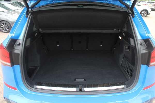 BMW X1 xDrive25e eDrive Ed. M Sport / Trekhaak / Panoramadak / Camera / Head-up / 19'' / Memory seats / Leder / Stuurverwarming / Navigatie / DAB / Stoelverwarming / Cruise Control