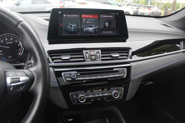 BMW X1 xDrive25e eDrive Ed. M Sport / Trekhaak / Panoramadak / Camera / Head-up / 19'' / Memory seats / Leder / Stuurverwarming / Navigatie / DAB / Stoelverwarming / Cruise Control