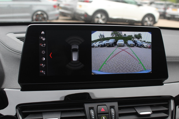 BMW X1 xDrive25e eDrive Ed. M Sport / Trekhaak / Panoramadak / Camera / Head-up / 19'' / Memory seats / Leder / Stuurverwarming / Navigatie / DAB / Stoelverwarming / Cruise Control