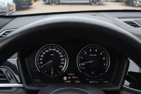 BMW X1 xDrive25e eDrive Ed. M Sport / Trekhaak / Panoramadak / Camera / Head-up / 19'' / Memory seats / Leder / Stuurverwarming / Navigatie / DAB / Stoelverwarming / Cruise Control