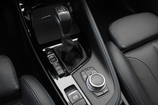 BMW X1 xDrive25e eDrive Ed. M Sport / Trekhaak / Panoramadak / Camera / Head-up / 19'' / Memory seats / Leder / Stuurverwarming / Navigatie / DAB / Stoelverwarming / Cruise Control
