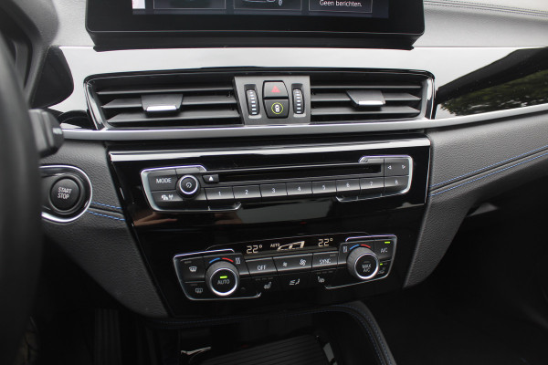 BMW X1 xDrive25e eDrive Ed. M Sport / Trekhaak / Panoramadak / Camera / Head-up / 19'' / Memory seats / Leder / Stuurverwarming / Navigatie / DAB / Stoelverwarming / Cruise Control