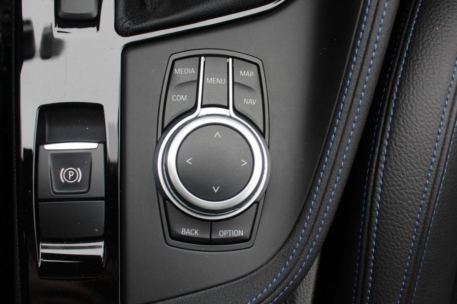 BMW X1 xDrive25e eDrive Ed. M Sport / Trekhaak / Panoramadak / Camera / Head-up / 19'' / Memory seats / Leder / Stuurverwarming / Navigatie / DAB / Stoelverwarming / Cruise Control