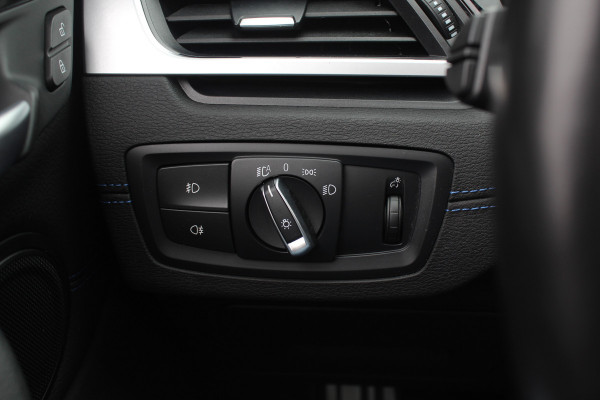 BMW X1 xDrive25e eDrive Ed. M Sport / Trekhaak / Panoramadak / Camera / Head-up / 19'' / Memory seats / Leder / Stuurverwarming / Navigatie / DAB / Stoelverwarming / Cruise Control