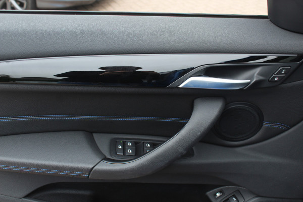 BMW X1 xDrive25e eDrive Ed. M Sport / Trekhaak / Panoramadak / Camera / Head-up / 19'' / Memory seats / Leder / Stuurverwarming / Navigatie / DAB / Stoelverwarming / Cruise Control