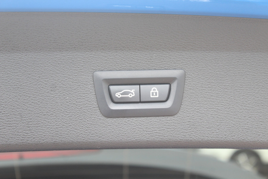 BMW X1 xDrive25e eDrive Ed. M Sport / Trekhaak / Panoramadak / Camera / Head-up / 19'' / Memory seats / Leder / Stuurverwarming / Navigatie / DAB / Stoelverwarming / Cruise Control