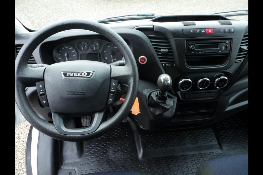 Iveco Daily 35C14 2.3 140PK, Airco, Dubbel lucht, Laadbak: L*B*H = 424*211*220 / Lading vastzetrail op 110 cm, Zijdeur rechtsachter, Laadklep Anteo 800 KG, Plateau van 160 cm, Met afstandsbediening en rolstops