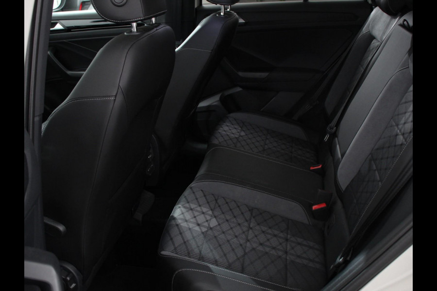 Volkswagen T-Roc 1.5 TSI R-Line+ Climate control | Adaptieve cruise control | LED | Navigatie | Achteruitrijcamera | Parkeersensoren | Apple Carplay/ Android Auto | Radio