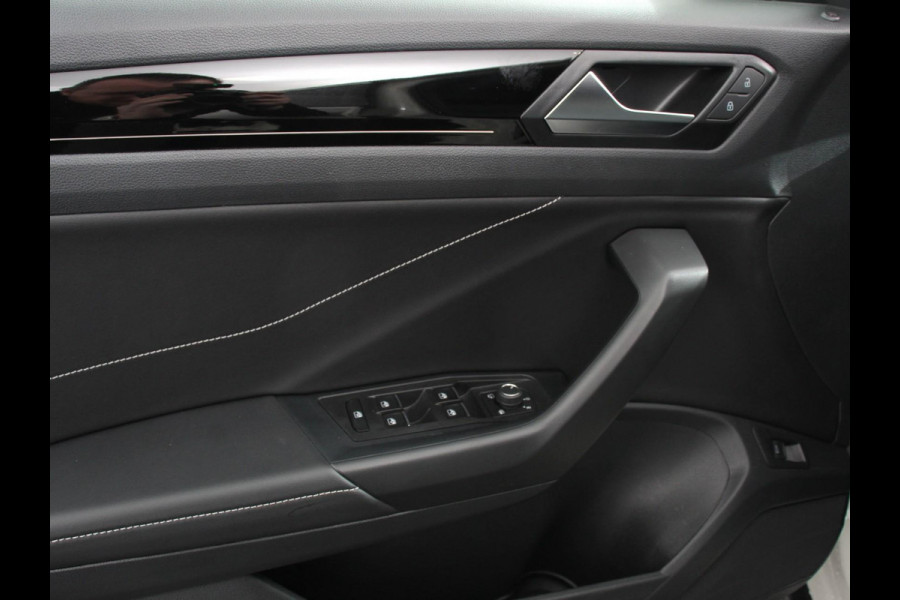 Volkswagen T-Roc 1.5 TSI R-Line+ Climate control | Adaptieve cruise control | LED | Navigatie | Achteruitrijcamera | Parkeersensoren | Apple Carplay/ Android Auto | Radio