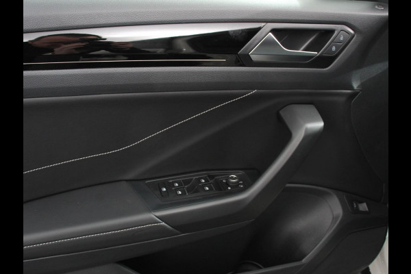 Volkswagen T-Roc 1.5 TSI R-Line+ Climate control | Adaptieve cruise control | LED | Navigatie | Achteruitrijcamera | Parkeersensoren | Apple Carplay/ Android Auto | Radio