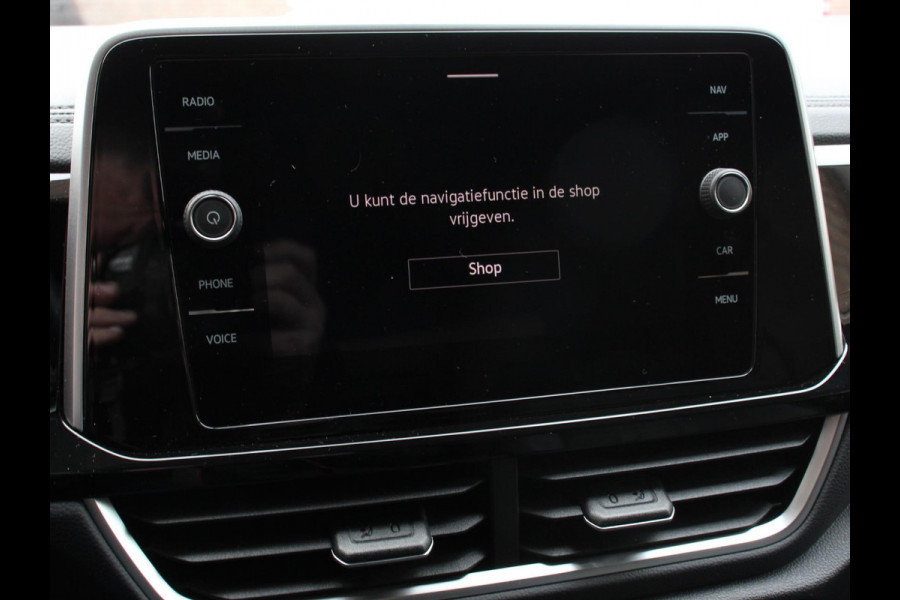 Volkswagen T-Roc 1.5 TSI R-Line+ Climate control | Adaptieve cruise control | LED | Navigatie | Achteruitrijcamera | Parkeersensoren | Apple Carplay/ Android Auto | Radio