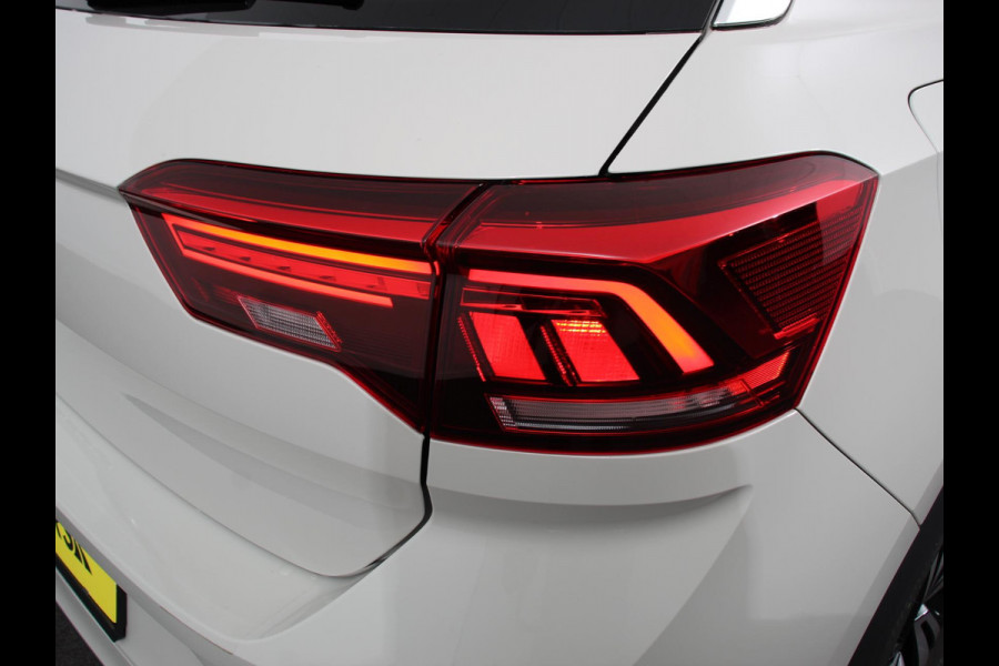Volkswagen T-Roc 1.5 TSI R-Line+ Climate control | Adaptieve cruise control | LED | Navigatie | Achteruitrijcamera | Parkeersensoren | Apple Carplay/ Android Auto | Radio