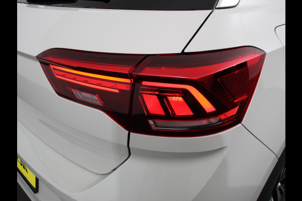 Volkswagen T-Roc 1.5 TSI R-Line+ Climate control | Adaptieve cruise control | LED | Navigatie | Achteruitrijcamera | Parkeersensoren | Apple Carplay/ Android Auto | Radio