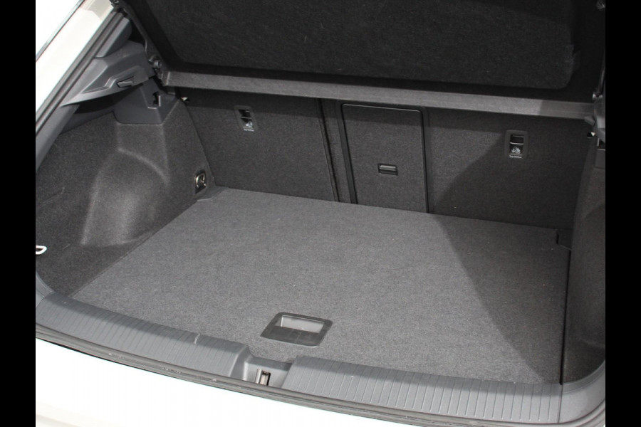 Volkswagen T-Roc 1.5 TSI R-Line+ Climate control | Adaptieve cruise control | LED | Navigatie | Achteruitrijcamera | Parkeersensoren | Apple Carplay/ Android Auto | Radio