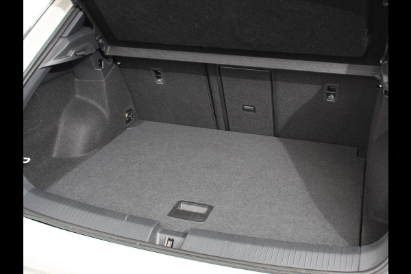 Volkswagen T-Roc 1.5 TSI R-Line+ Climate control | Adaptieve cruise control | LED | Navigatie | Achteruitrijcamera | Parkeersensoren | Apple Carplay/ Android Auto | Radio