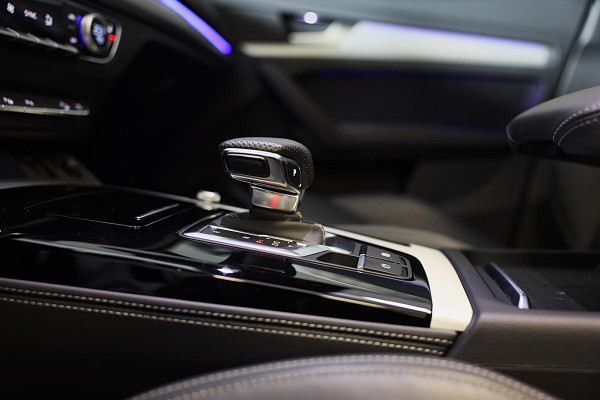 Audi Q5 55 TFSI E Quattro Competition / 366 PK / Memory / ACC / Elek Stoelen / Lane Assist / Sfeerver / 360 Camera / MATRIX / 22 I