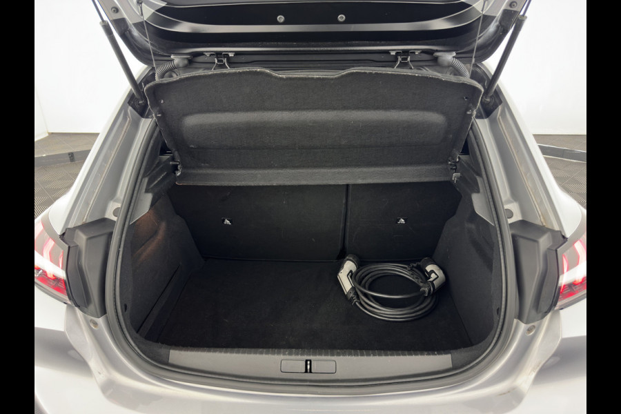 Peugeot e-208 EV GT Pack 50 kWh [ 3-Fase ] {SOH-89%} (INCL-BTW) (INCL-BTW) *FULL-LED | DIGI-COCKPIT | BLINDSPOT | CAMERA | LEATHER-ALCANTARA | AMBIENT-LIGHT | NAVI-FULLMAP | LANE-ASSIST | KEYLESS | DAB | CCS-FASTLOADER | HEATED-SPORTSEATS | 17'