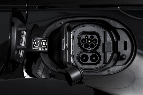 Land Rover Range Rover Evoque 1.5 P300e AWD R-Dynamic HSE - Automaat | Pano | Dig. Cockpit | Adapt. Cruise | Elek. Stoel | Stoelverw. | Meridian Sound | PDC | Camera | NAV + App. Connect | ECC | DAB | Elek. Klep | LM 20" |