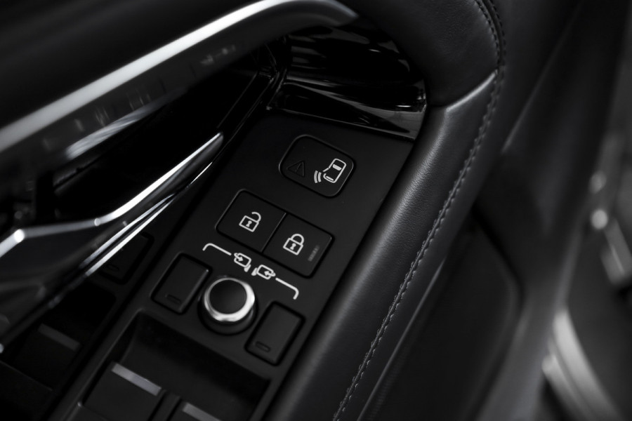 Land Rover Range Rover Evoque 1.5 P300e AWD R-Dynamic HSE - Automaat | Pano | Dig. Cockpit | Adapt. Cruise | Elek. Stoel | Stoelverw. | Meridian Sound | PDC | Camera | NAV + App. Connect | ECC | DAB | Elek. Klep | LM 20" |