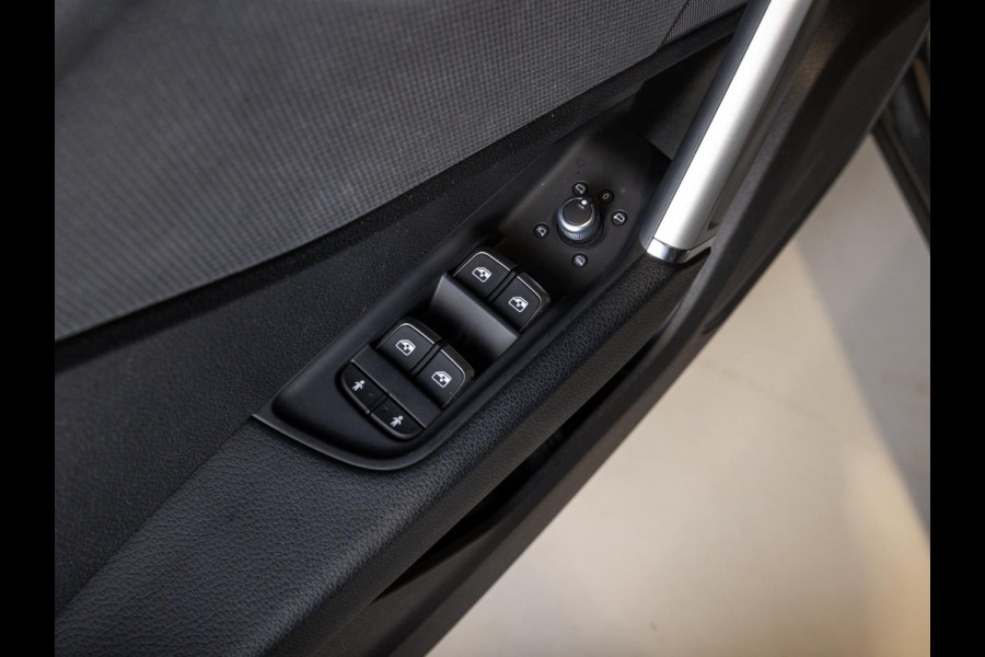 Audi Q2 35 TFSI S Edition / 150pk / Leder / Stoelverwarming / Keyless entry / Matrix LED / Adaptieve cruise control /