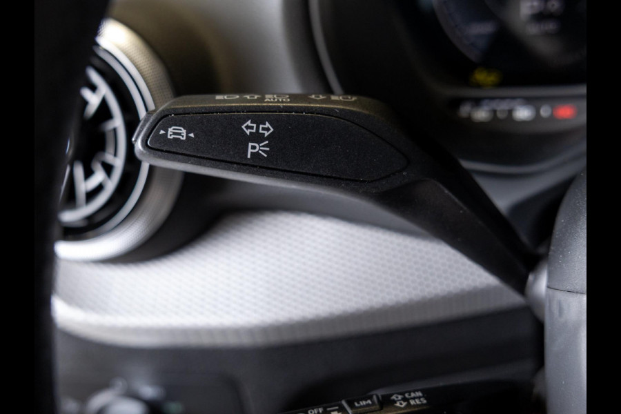 Audi Q2 35 TFSI S Edition / 150pk / Leder / Stoelverwarming / Keyless entry / Matrix LED / Adaptieve cruise control /