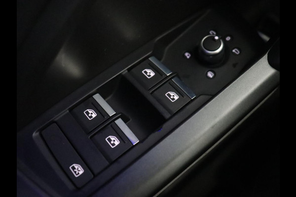 Audi Q3 45 TFSIe S edition | Leder | Stoelverwarming | Adaptive cruise | Camera | Carplay | Sfeerverlichting | Navigatie | Sonos 3D Sound | Climate control | Parkeerhulp | Full LED | S Line | PHEV | Plug In