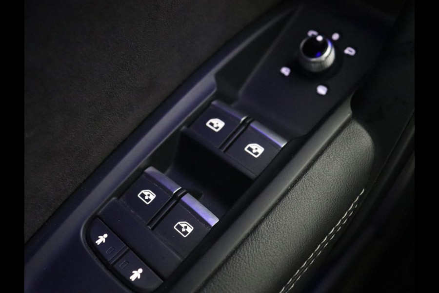 Audi Q5 55 TFSIe quattro S edition | Panoramadak | Carplay | Stoelverwarming | Trekhaak | Adaptive cruise | 20'' | Leder/Alcantara | Camera | Navigatie | DAB | Virtual Cockpit | Full LED | S Line | PHEV | Plug In