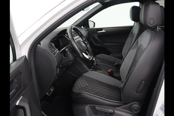 Volkswagen Tiguan 1.4 TSI eHybrid R-Line | Panoramadak | Trekhaak | Head-Up | Stoelverwarming | Adaptive cruise | Camera | Carplay | Matrix LED | Navigatie | 19'' | Virtual Cockpit | PHEV | Plug In