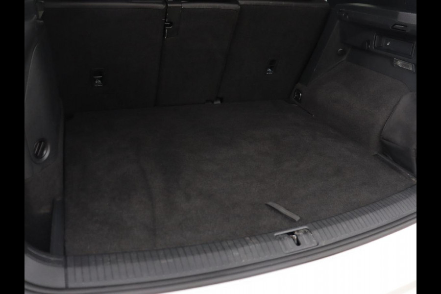 Volkswagen Tiguan 1.4 TSI eHybrid R-Line | Panoramadak | Trekhaak | Head-Up | Stoelverwarming | Adaptive cruise | Camera | Carplay | Matrix LED | Navigatie | 19'' | Virtual Cockpit | PHEV | Plug In