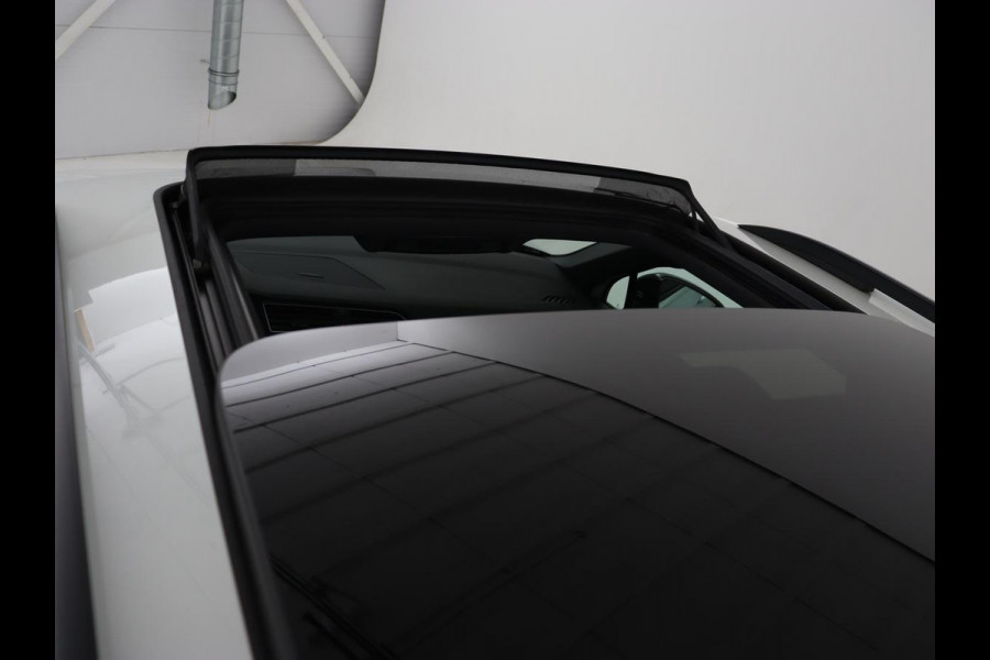 Volkswagen Tiguan 1.4 TSI eHybrid R-Line | Panoramadak | Trekhaak | Head-Up | Stoelverwarming | Adaptive cruise | Camera | Carplay | Matrix LED | Navigatie | 19'' | Virtual Cockpit | PHEV | Plug In