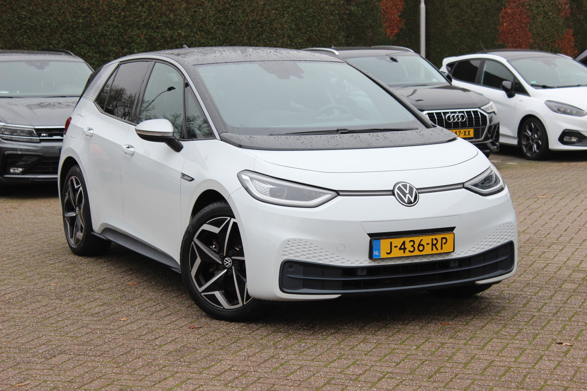 Volkswagen ID.3 First Plus 58 kWh / SoH 91.6% / Trekhaak / Camera / Keyless / Matrix LED / Interieurvoorverwarming / 19'' / DAB / 19'' / Navigatie / ACC