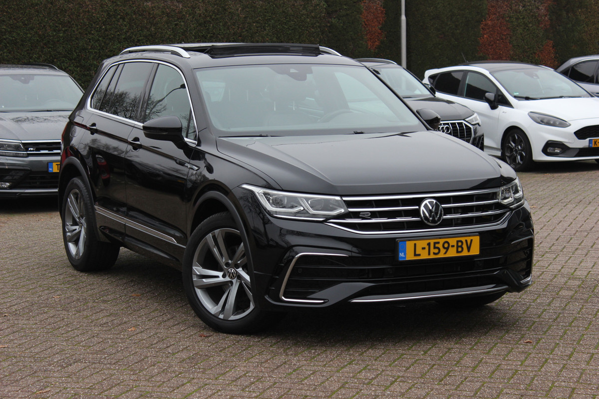 Volkswagen Tiguan 1.5 TSI R-Line / NL Auto! / Trekhaak / Panoramadak / Camera / Keyless / 19'' / CarPlay / Navigatie / DAB / ACC