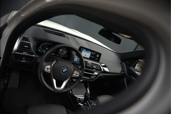 BMW iX3 High Executive 80 kWh | Panoramadak | Keyless | Stoelverwarming | Harman Kardon | Memory Seat | Head-Up Display | 360 Camera | Adaptief Onderstel | Trekhaak | Adaptive LED | Elektrische Stoelen | Apple Carplay | N