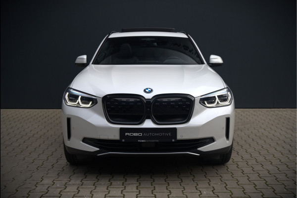 BMW iX3 High Executive 80 kWh | Panoramadak | Keyless | Stoelverwarming | Harman Kardon | Memory Seat | Head-Up Display | 360 Camera | Adaptief Onderstel | Trekhaak | Adaptive LED | Elektrische Stoelen | Apple Carplay | N
