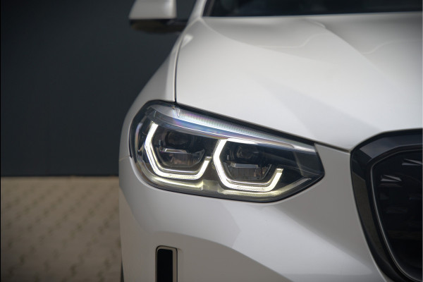 BMW iX3 High Executive 80 kWh | Panoramadak | Keyless | Stoelverwarming | Harman Kardon | Memory Seat | Head-Up Display | 360 Camera | Adaptief Onderstel | Trekhaak | Adaptive LED | Elektrische Stoelen | Apple Carplay | N