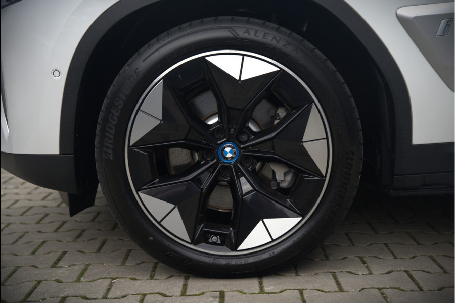 BMW iX3 High Executive 80 kWh | Panoramadak | Keyless | Stoelverwarming | Harman Kardon | Memory Seat | Head-Up Display | 360 Camera | Adaptief Onderstel | Trekhaak | Adaptive LED | Elektrische Stoelen | Apple Carplay | N