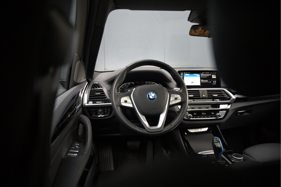 BMW iX3 High Executive 80 kWh | Panoramadak | Keyless | Stoelverwarming | Harman Kardon | Memory Seat | Head-Up Display | 360 Camera | Adaptief Onderstel | Trekhaak | Adaptive LED | Elektrische Stoelen | Apple Carplay | N