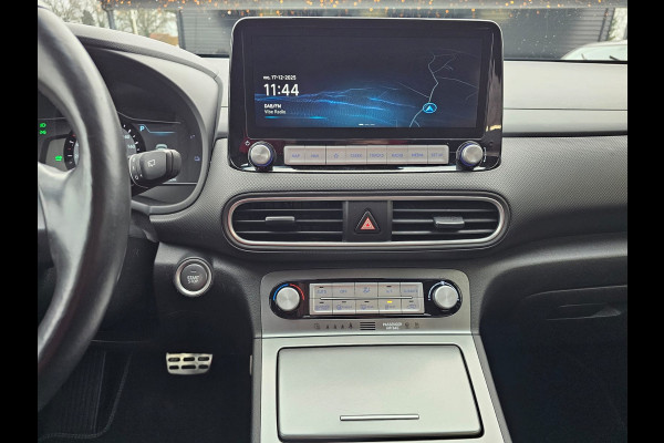 Hyundai Kona EV Comfort 39 kWh | SOH 98% | Stoelverwarming | Krell | Navi |  All-seasons | Camera | Stuurverwarming | Rijklaar |