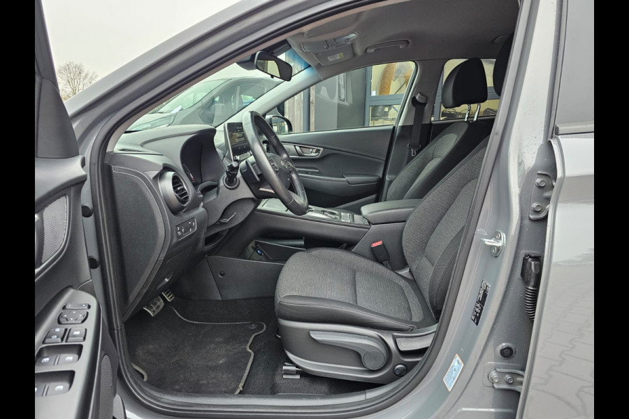 Hyundai Kona EV Comfort 39 kWh | SOH 98% | Stoelverwarming | Krell | Navi |  All-seasons | Camera | Stuurverwarming | Rijklaar |