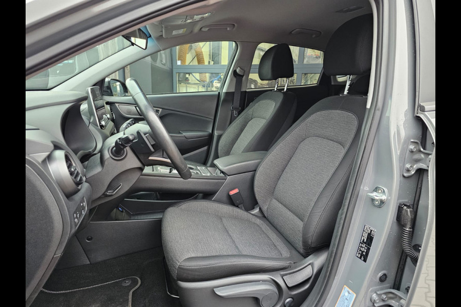 Hyundai Kona EV Comfort 39 kWh | SOH 98% | Stoelverwarming | Krell | Navi |  All-seasons | Camera | Stuurverwarming | Rijklaar |