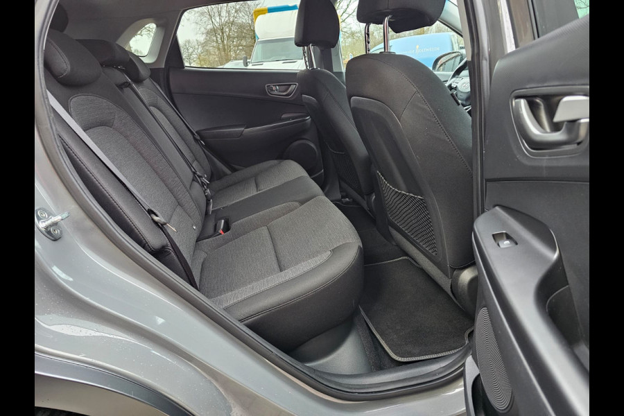 Hyundai Kona EV Comfort 39 kWh | SOH 98% | Stoelverwarming | Krell | Navi |  All-seasons | Camera | Stuurverwarming | Rijklaar |