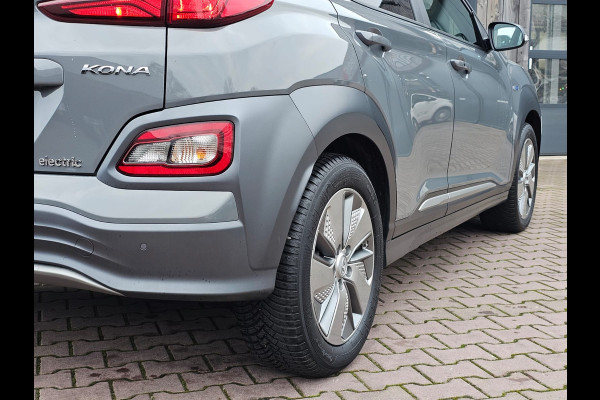 Hyundai Kona EV Comfort 39 kWh | SOH 98% | Stoelverwarming | Krell | Navi |  All-seasons | Camera | Stuurverwarming | Rijklaar |