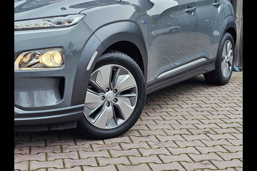 Hyundai Kona EV Comfort 39 kWh | SOH 98% | Stoelverwarming | Krell | Navi |  All-seasons | Camera | Stuurverwarming | Rijklaar |
