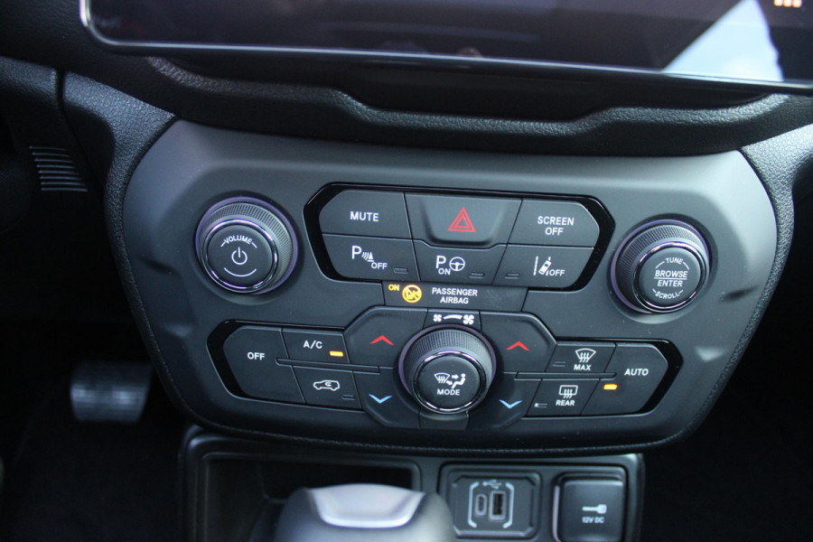 Jeep Renegade 1.5T 130PK e-Hybrid ALTITUDE | DRAADLOZE APPLE CARPLAY/ANDROID AUTO | PANORAMISCH SCHUIF/KANTEL DAK | FULL LED KOPLAMPEN | DODEHOEK DETECTIE | ADAPTIVE CRUISE CONTROL | LICHTMETALEN VELGEN 17" | ACHTERUITRIJ CAMERA | DAB+ RADIO | NAVIGATIE | PARKEERSENSOREN VOOR + ACHTER | AUTOMATISCH INPARKEREN | KEYLESS ENTRY/START | GETINTE RUITEN |