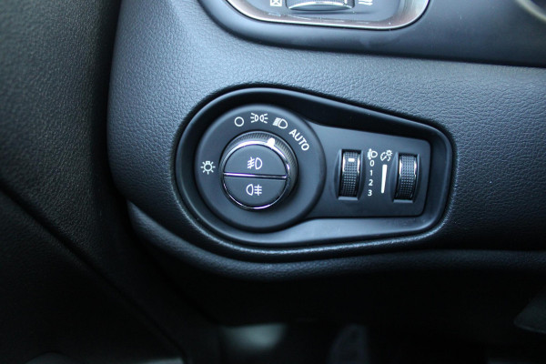 Jeep Renegade 1.5T 130PK e-Hybrid ALTITUDE | DRAADLOZE APPLE CARPLAY/ANDROID AUTO | PANORAMISCH SCHUIF/KANTEL DAK | FULL LED KOPLAMPEN | DODEHOEK DETECTIE | ADAPTIVE CRUISE CONTROL | LICHTMETALEN VELGEN 17" | ACHTERUITRIJ CAMERA | DAB+ RADIO | NAVIGATIE | PARKEERSENSOREN VOOR + ACHTER | AUTOMATISCH INPARKEREN | KEYLESS ENTRY/START | GETINTE RUITEN |