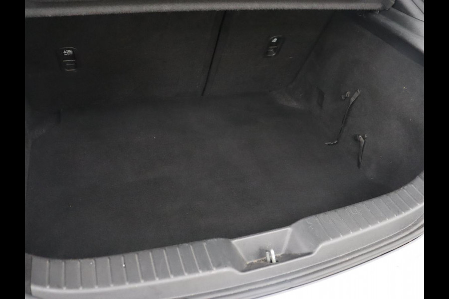 Mazda 3 2.0 e-SkyActiv-X 180 Comfort Bose | Head-Up | Stoel & stuurverwarming | Adaptive cruise | Carplay | Camera | Navigatie | Full LED | Parkeerhulp | Climate control