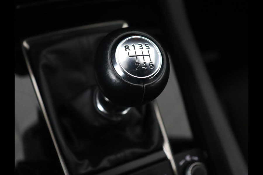 Mazda 3 2.0 e-SkyActiv-X 180 Comfort Bose | Head-Up | Stoel & stuurverwarming | Adaptive cruise | Carplay | Camera | Navigatie | Full LED | Parkeerhulp | Climate control