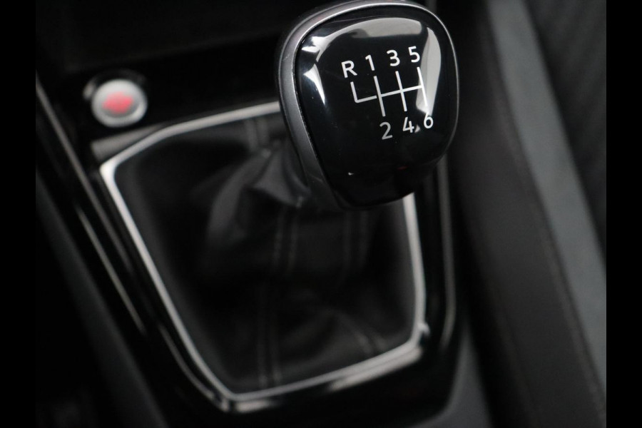 Volkswagen T-Cross 1.0 TSI R Line | Stoelverwarming | Keyless | Virtual Cockpit | Carplay | Trekhaak | Adaptive cruise | Park Assist | Full LED | Dodehoek detectie | Climate control