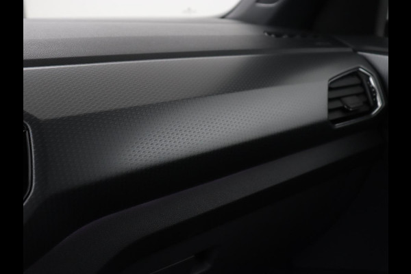 Volkswagen T-Cross 1.0 TSI R Line | Stoelverwarming | Keyless | Virtual Cockpit | Carplay | Trekhaak | Adaptive cruise | Park Assist | Full LED | Dodehoek detectie | Climate control